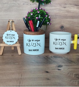 İyi Ki Varsın Kuzen Hediye Sepeti Kupa Bardak T Kulplu, Kalemlik ve Anahtarlık Kuzene Doğum Günü Hediyesi (Model 5)