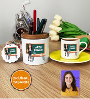 Kişiye Özel Karikatürlü Sınıf Öğretmeni Hediye Seti Türk Kahvesi Fincanı, Kalemlik, Anahtarlık Kadın Sınıf Öğretmenine Öğretmenler Günü Hediyesi (Sarı)
