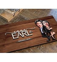 BK Gift Kişiye Özel Sevgililer Karikatürlü Kabartma Figürlü Ahşap Tablo, Duvar Dekoru, Arkadaşa Hediye, Özel Tasarım Ev Hediyesi-6 (Ceviz)