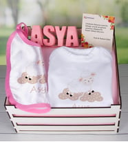 eJOYA Ahşap Sandıkta Kişiye Özel Zıbın Önlük Ve Taş İsimlik Bebek Hediye Seti 109456 (Pembe)