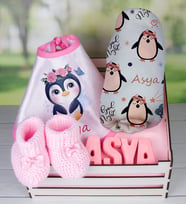 eJOYA Ahşap Sandıkta Kişiye Özel Önlük Battaniye Taş İsimlik Ve Patik Bebek Hediye Seti 109745 (Pembe)