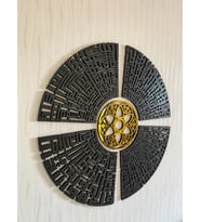 4 Kul Yuvarlak (Kafirun, İhlas, Felak Ve Nas Sureleri) Kufi Ahşap Pleksi Tablo (Siyah-Altın)