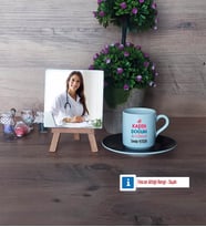 Kadın Doğum Uzmanı Fotoğraflı Dekoratif Taş, Ahşap Altlıklı Türk Kahvesi Fincanı Hediye (Model 7)