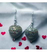 Crystal Atelier Kalpten Kalbe El Yapımı Cam Hint Boncuğu Kadın Küpe (Gri)