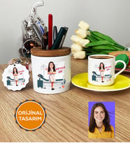 Kişiye Özel Karikatürlü Hemşire Hediye Seti Türk Kahvesi Fincanı, Kalemlik, Anahtarlık Kadın Hemşireye Tıp Bayramı Hediyesi (Sarı)