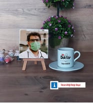 Doktor Fotoğraflı Dekoratif Taş, Ahşap Altlıklı Türk Kahvesi Fincanı Hediye Tıp Bayramı Hediyesi Doktora Hediye (Model 2)