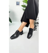 Kadın Loafer Topuklu Tokalı ve Dikiş Detaylı Bağcıklı Küt Burunlu Ayakkabı 1500 (Siyah Cilt)