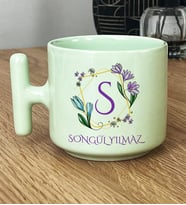 Kişiye Özel Çiçekli S Harfli Hediye Pastel T Kupa İsim Soyisim Yazılı (Yeşil)