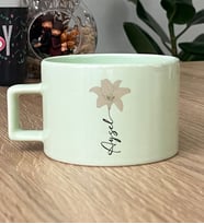 Kişiye Özel Lilyum ve İsim Yazılı Hediye Pastel Fincan Çiçek Desenli (Yeşil)