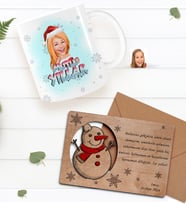 BK Gift Kişiye Özel Mutlu Yıllar Karikatürlü Kupa Bardak ve Retro Ahşap Yılbaşı Tebrik Kartı Hediye Seti-4 (Kırmızı)