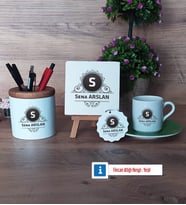 Baş Harf ve İsim Soyisim Hediye Seti Dekoratif Taş, Kalemlik, Ahşap Altlıklı Türk Kahvesi Fincanı, Ahşap Anahtarlık Hediye (Model 9)