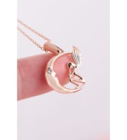 Kalp Tutan Melek 14 K Rose Altın Kaplama Kadın Kolye (Gümüş-Beyaz)