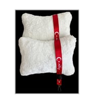 Peluş Ortopedik Araç Oto Koltuk Seyahat Boyun Yastığı 2'Li / Türkiye Kırmızı Oto Ayna Askısı (Beyaz)