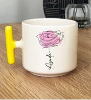 Kişiye Özel Gül ve İsim Yazılı Hediye T Kupa Bardak Çiçek Desenli (Sarı)