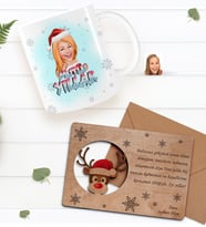BK Gift Kişiye Özel Mutlu Yıllar Karikatürlü Kupa Bardak ve Retro Ahşap Yılbaşı Tebrik Kartı Hediye Seti-4 (Beyaz)