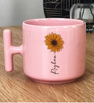 Kişiye Özel Ayçiçek ve İsim Yazılı Hediye Pastel T Kupa  Çiçek Desenli (Pembe)