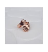 Sarılan Eller Gümüş Yüzük Özel Gün Hediyesi (Rose)
