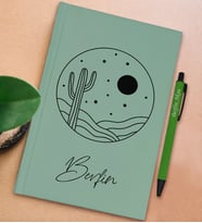 BK Gift Kişiye Özel İsimli Su Yeşili Sert Kapaklı Defter ve Tükenmez Kalem Seti, Arkadaşa Hediye, Yeni İş Hediyesi, Doğum Günü Hediyesi (Model 2)