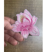 8X8 CM ÜTÜ İLE YAPIŞAN LOTUS ÇİÇEĞİ NAKIŞ İŞLEME YAMA ARMA APLİKE (Pembe)