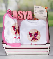 eJOYA Ahşap Sandıkta Kişiye Özel Zıbın Önlük Ve Taş İsimlik Bebek Hediye Seti 109464 (Pembe)