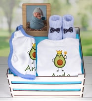 eJOYA Ahşap Sandıkta Kişiye Özel Zıbın Önlük Fotoğraf Çerçevesi Ve Patik Bebek Hediye Seti 109397 (Model 1)