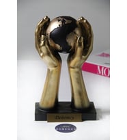 Doremcy  Elde Küre Dekoratif Hediyelik Biblo Polyester Obje (Gold)