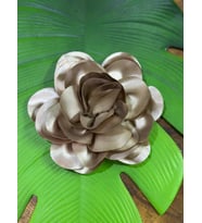 SATEN KABARTMA ÇİÇEK GİYİM DİKİŞ ABİYE SAÇ AKSESUARI ÇAP 20 CM (Süt Kahve)