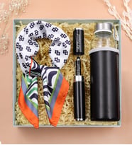 Kişiye Özel Kutusunda Touch Pen & Özel Deri Kılıflı 500 Ml Su Matarası & Turuncu Detaylı Fular Hediye Seti (Siyah)