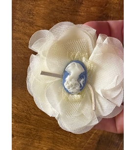 TÜLLÜ KADIN GÖRSELLİ TASARIM ÇİÇEK BROŞ TÜRBAN YAKA İĞNESİ 7X7 CM (Mavi)