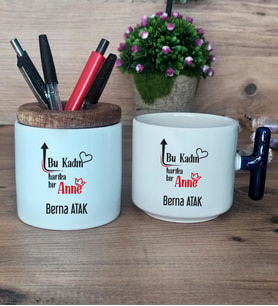 Bu Kadın Harika Bir Anne Hediye Sepeti Kupa Bardak T Kulplu, Kalemlik Hediyeleri Anneye Doğum Günü Anneler Günü Hediyesi (Model 2)