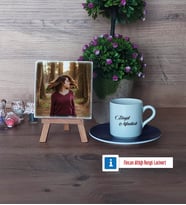 İsme Özel Fotoğraflı Dekoratif Taş, Ahşap Altlıklı Türk Kahvesi Fincanı Hediye (Model 4)