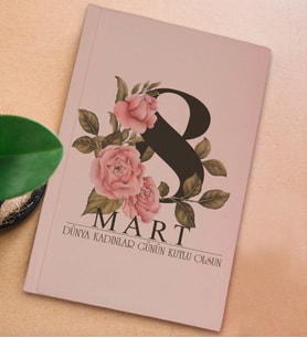 BK Gift 8 Mart Tasarımlı Sert Kapaklı Pudra Pembesi Lastikli Defter , Arkadaşa Hediye, Yeni İş Hediyesi, Doğum Günü Hediyesi (Model 4)