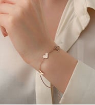 Kişiye Özel 925 Ayar Gümüş Kalp Detaylı Çift Harf Bileklik (Rose)