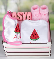 eJOYA Ahşap Sandıkta Kişiye Özel Zıbın Önlük Taş İsimlik Ve Patik Bebek Hediye Seti 109426 (Pembe)