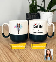 Kişiye Özel Karikatürlü Doktor Hediye Pro Kupa Bardak Kadın Doktora Hediye Tıp Bayramı Hediyesi (Siyah)