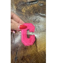 PUNCH DOKUMA C HARFİ ARMA DİKİŞ APLİKE 6X3 CM (Pembe)