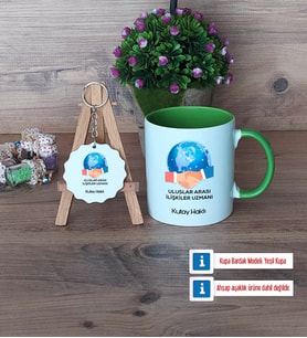 Uluslararası İlişkiler Uzmanı Kupa Bardak Kırmızı ve Ahşap Anahtarlık Hediye (Model 13)