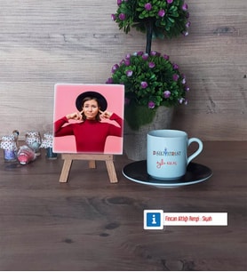 Psikiyatrist Fotoğraflı Dekoratif Taş, Ahşap Altlıklı Türk Kahvesi Fincanı Hediye (Model 7)