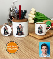 Kişiye Özel Karikatürlü Doğum Günü Hediyesi Hediye Seti Türk Kahvesi Fincanı, Kalemlik, Anahtarlık Babaya Abiye Erkek Sevgiliye Hediye (Ahşap)