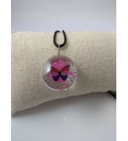 YAŞAYAN CANLI KOLYE/KELEBEK DESENLİ KURUTULMUŞ GELİN ÇİÇEĞİ (Pembe)