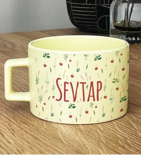 Kişiye Özel İsim Yazılı Hediye Pastel Fincan Çiçek Desenli -6- (Sarı)