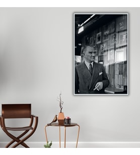 Metal Çerçeveli Cam Tablo Atatürk ve Siyah Beyaz Fotoğrafları (Gümüş)