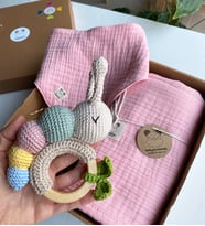 Müslin battaniye ve tırtıl çıngırak hediye seti (Pembe)