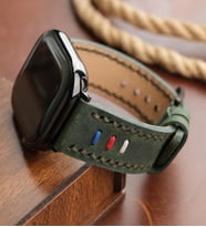 vagave Kişiye Özel Apple Watch 42MM 44MM 45MM 49MM Ultra Ultra 2 Seri 3 / 4 / 5 / 6 / Se / 7 / 8 / 9 / 10 Uyumlu Hakiki Gerçek Deri El İşçilikli Arkadaşa Öğretmene Babaya Eşe Sevgiliye Yeniyıl Hediyelik Saat Kordonu (Yeşil)