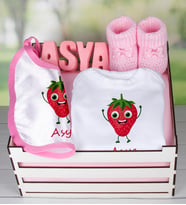 eJOYA Ahşap Sandıkta Kişiye Özel Zıbın Önlük Taş İsimlik Ve Patik Bebek Hediye Seti 109442 (Pembe)