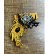 10X8 CM TAŞLI NAKIŞ İŞLEME ÜTÜ İLE YAPIŞAN TAVUS KUŞU BROŞ YAKA TÜRBAN İĞNESİ (Sarı)