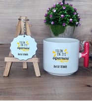 Yılın En İyi Öğretmeni Hediye Seti Kupa Bardak T Kulplu ve Anahtarlık Öğretmenler Günü Hediyesi (Model 1)