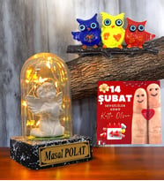 Sevgiliye Hediye  İsimli Beyaz Melekli Fanus & Tatlı Baykuşlar Magnet  Led Işıklı (Siyah)