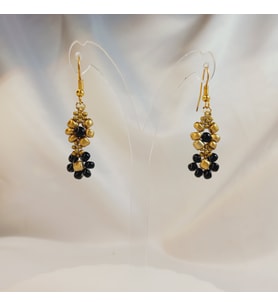Crystal Atelier El Yapımı Miyuki Sallantılı Çiçek Küpe Mini Çiçek Küpe Zarif Çiçek Küpe Çiçek Sallantılı Küpe (Siyah)