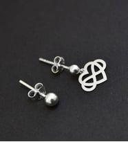 Papatya Silver 925 Ayar Gümüş Kalp Sonsuzluk Model Çivili Kadın Top Küpe (Gümüş)